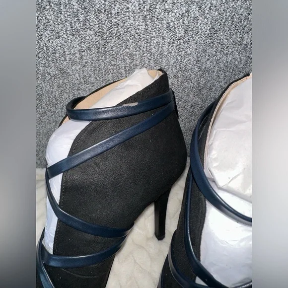 *NEW* Journee Collection Samara Bootie Black Size: 6 - Picture 10 of 14